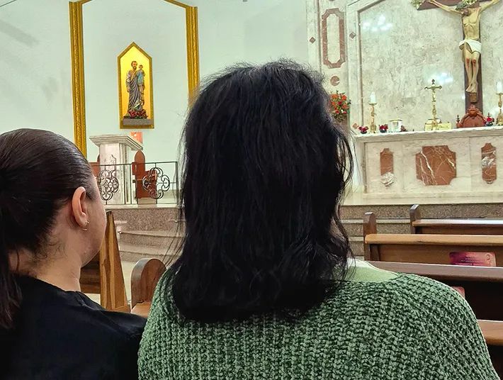 Banheiro adaptado com barras de apoio